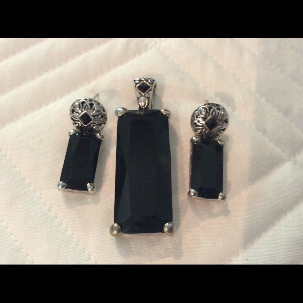 Beautiful Pendant with Matching Earrings!